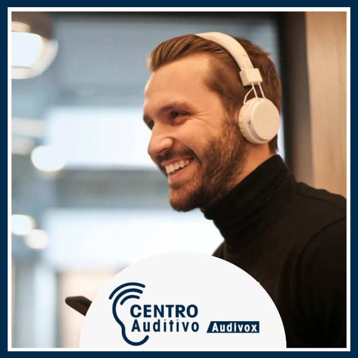 Joven con música