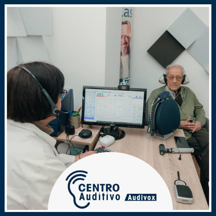 Audióloga acompañando al cliente